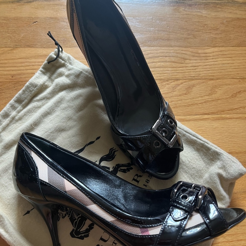 Burberry Black and White Heels with Sleek Design